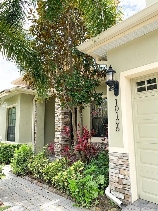 Recently Sold: $590,000 (5 beds, 4 baths, 3552 Square Feet)