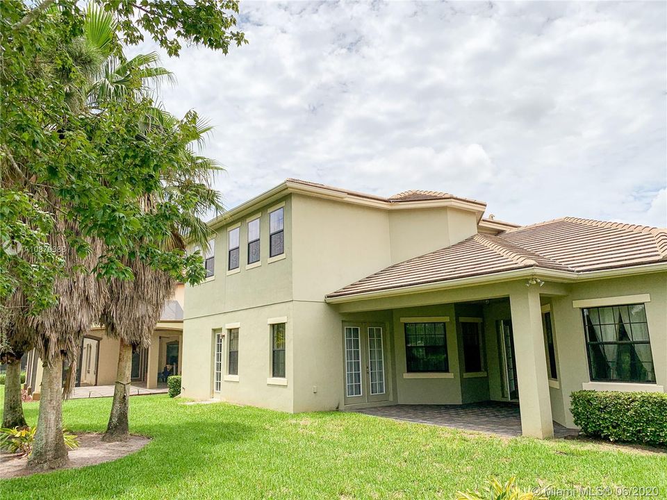 Recently Sold: $590,000 (5 beds, 4 baths, 3552 Square Feet)