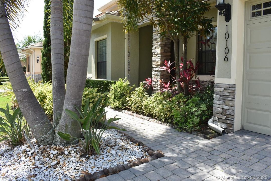 Recently Sold: $590,000 (5 beds, 4 baths, 3552 Square Feet)