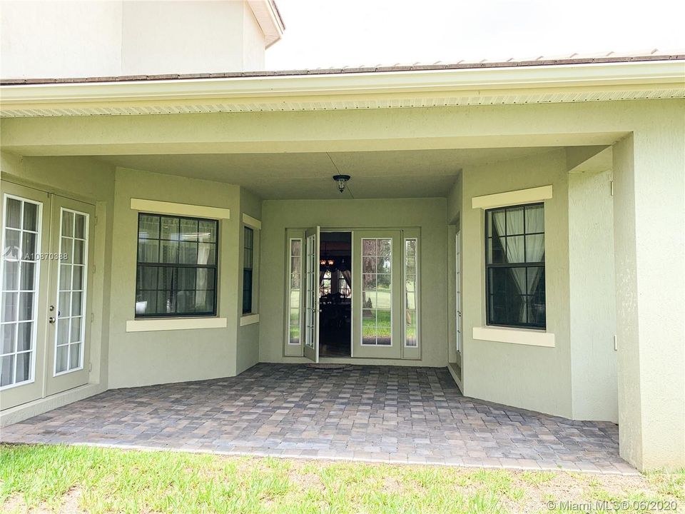 Recently Sold: $590,000 (5 beds, 4 baths, 3552 Square Feet)