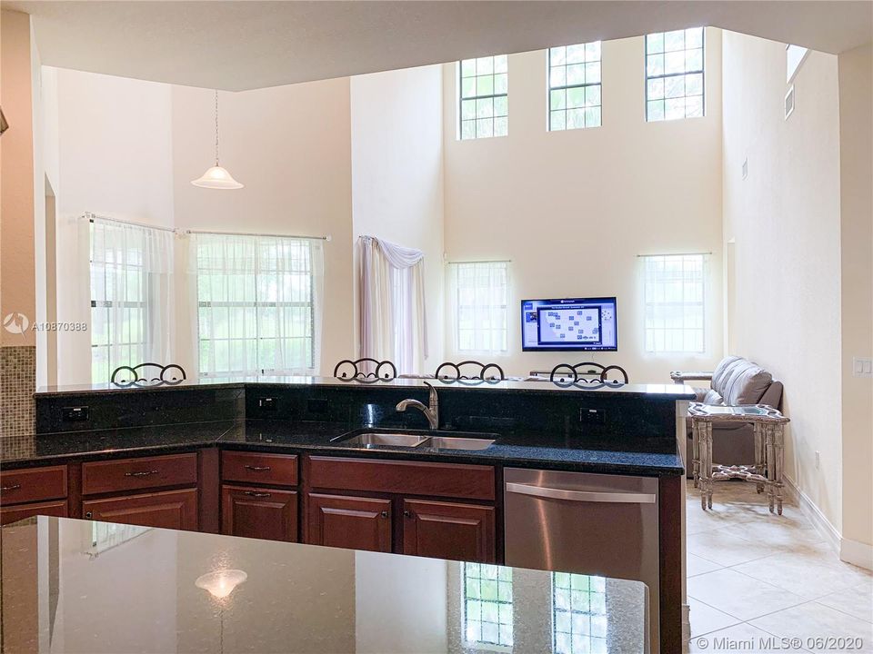 Recently Sold: $590,000 (5 beds, 4 baths, 3552 Square Feet)