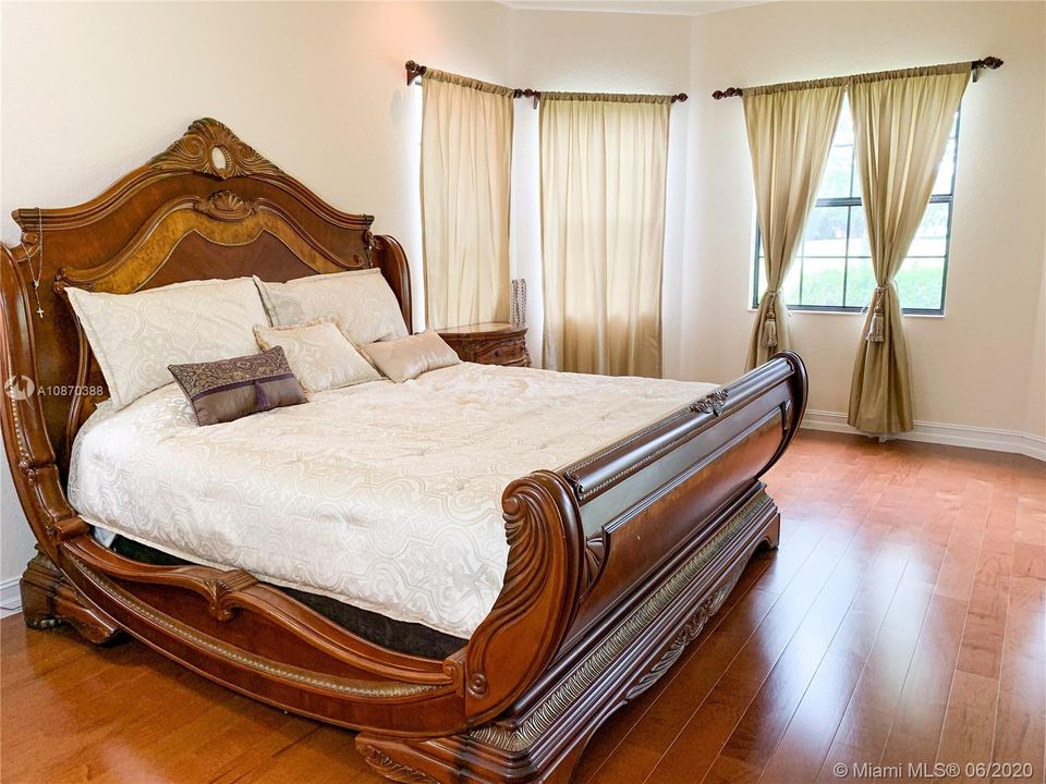 Recently Sold: $590,000 (5 beds, 4 baths, 3552 Square Feet)
