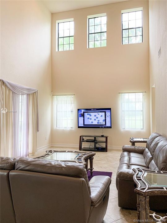 Recently Sold: $590,000 (5 beds, 4 baths, 3552 Square Feet)