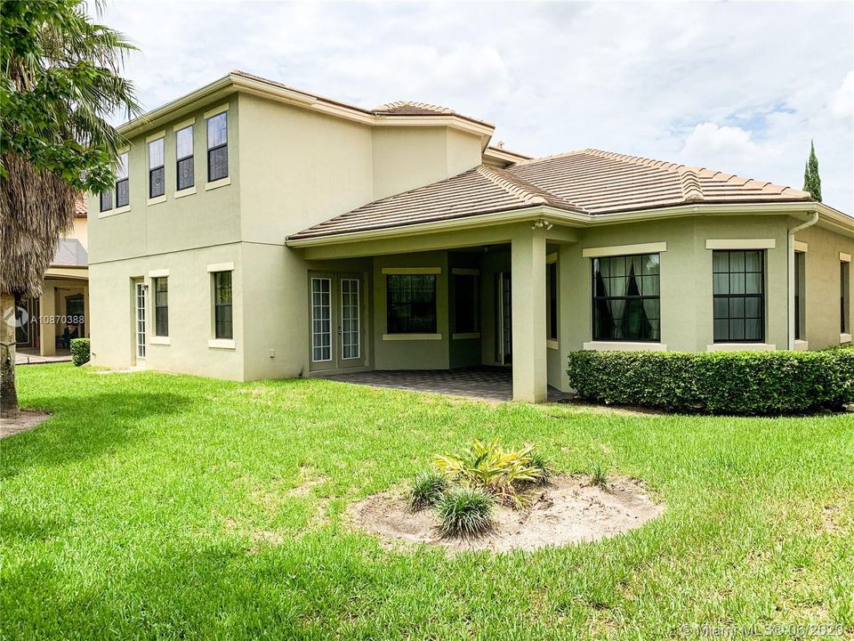 Recently Sold: $590,000 (5 beds, 4 baths, 3552 Square Feet)