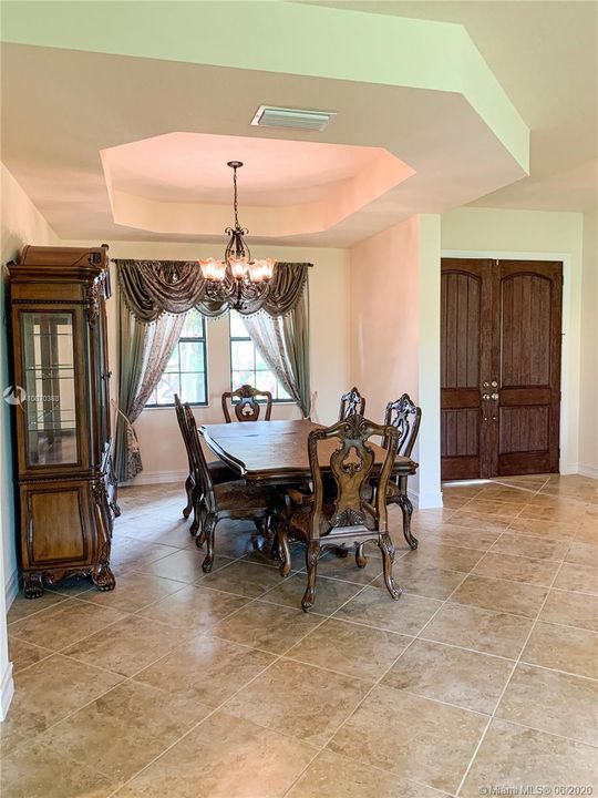 Recently Sold: $590,000 (5 beds, 4 baths, 3552 Square Feet)