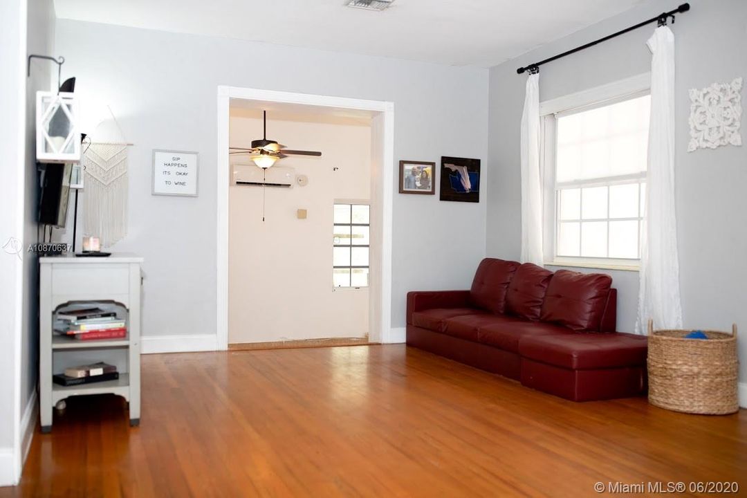 Vendido Recientemente: $489,000 (3 camas, 2 baños, 1296 Pies cuadrados)