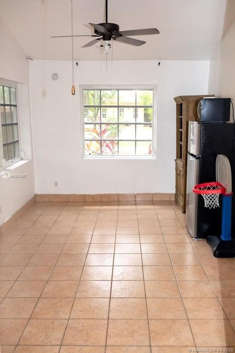 Vendido Recientemente: $489,000 (3 camas, 2 baños, 1296 Pies cuadrados)