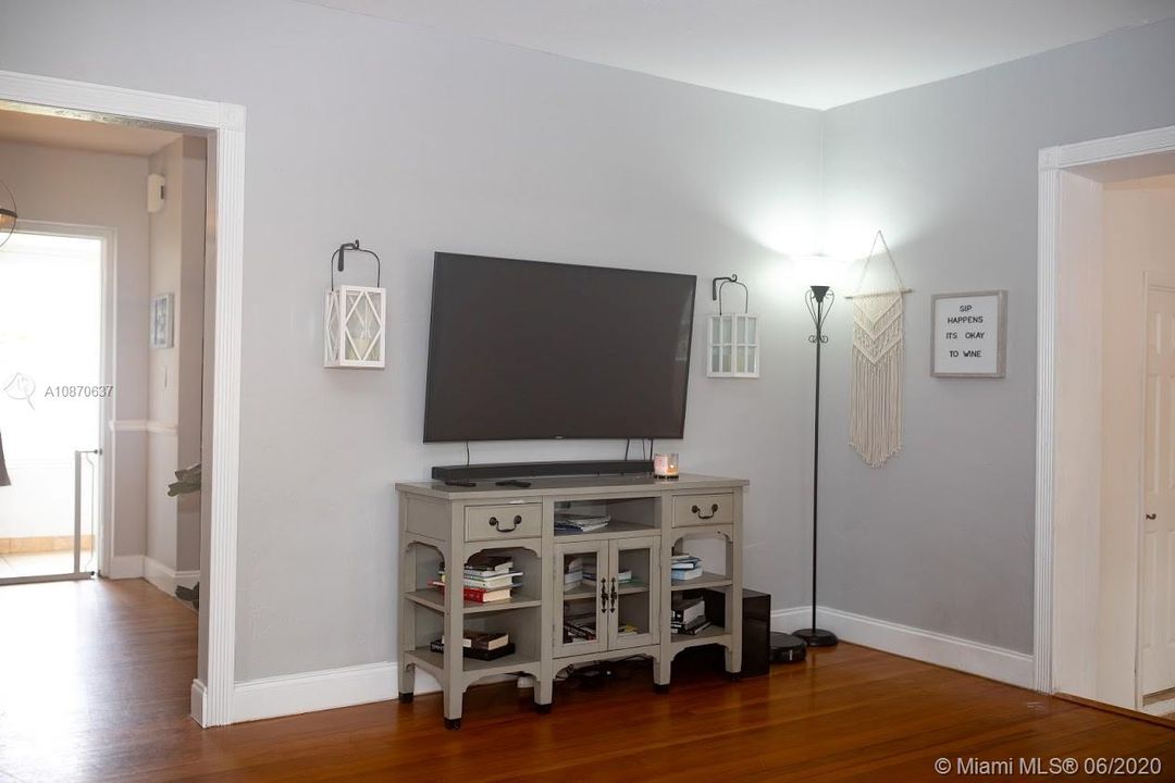Vendido Recientemente: $489,000 (3 camas, 2 baños, 1296 Pies cuadrados)
