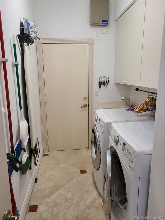 Recently Rented: $3,700 (4 beds, 2 baths, 3579 Square Feet)