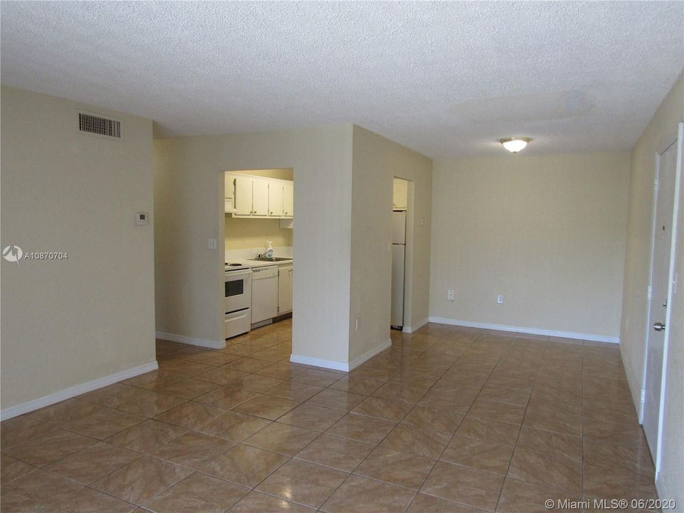 Recently Rented: $1,050 (1 beds, 1 baths, 713 Square Feet)