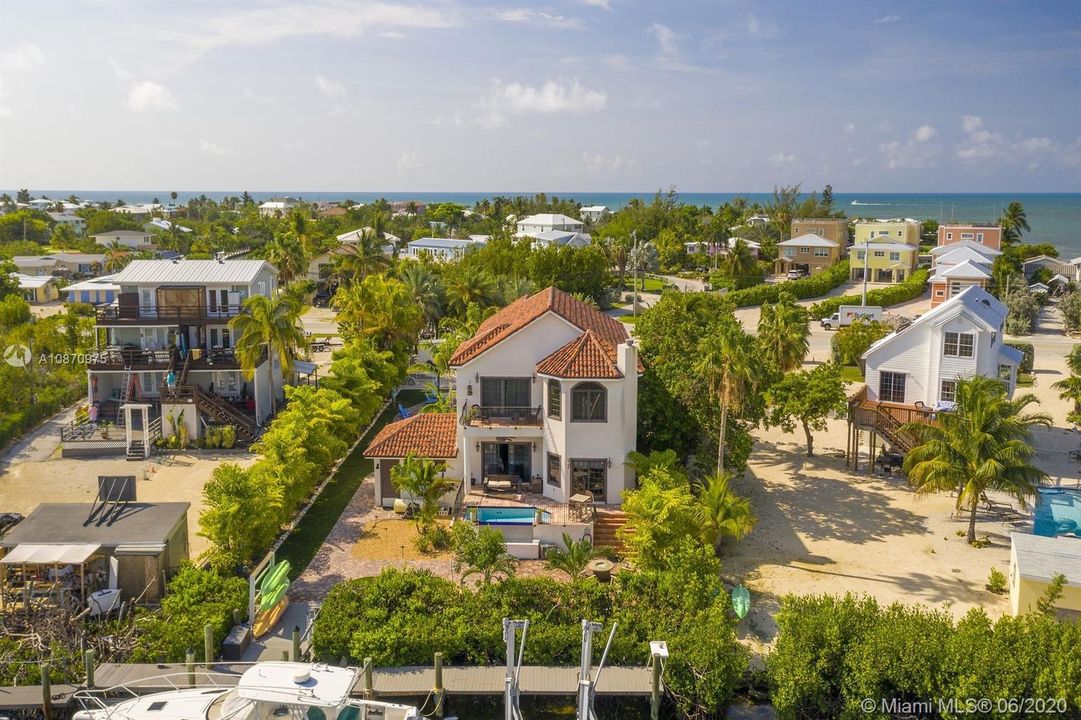 Recently Sold: $1,795,000 (4 beds, 3 baths, 4262 Square Feet)