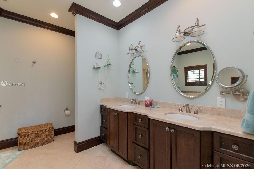 Recently Sold: $1,795,000 (4 beds, 3 baths, 4262 Square Feet)