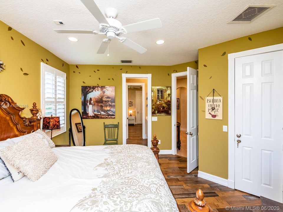 Recently Sold: $819,990 (5 beds, 3 baths, 3684 Square Feet)