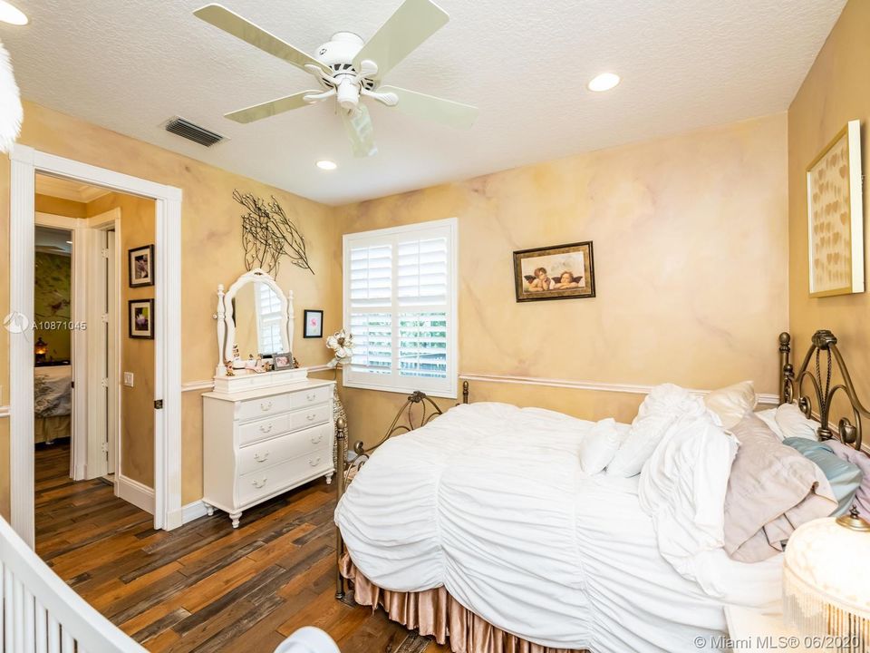 Recently Sold: $819,990 (5 beds, 3 baths, 3684 Square Feet)