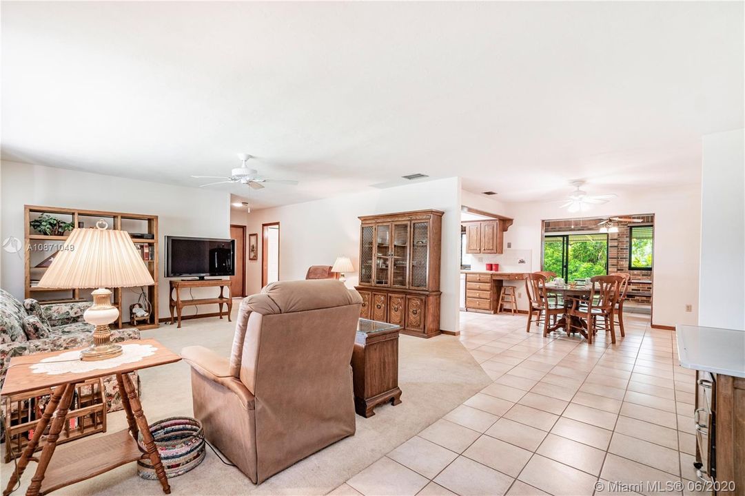 Vendido Recientemente: $489,900 (3 camas, 2 baños, 2270 Pies cuadrados)