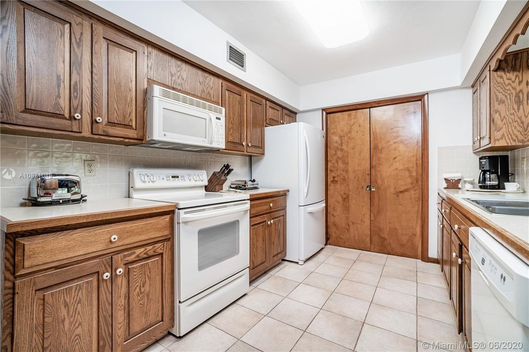 Vendido Recientemente: $489,900 (3 camas, 2 baños, 2270 Pies cuadrados)