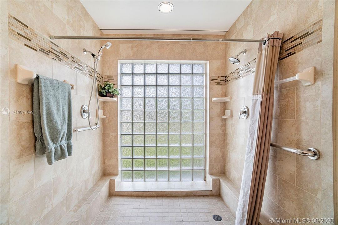 XL walk-in shower with double shower heads