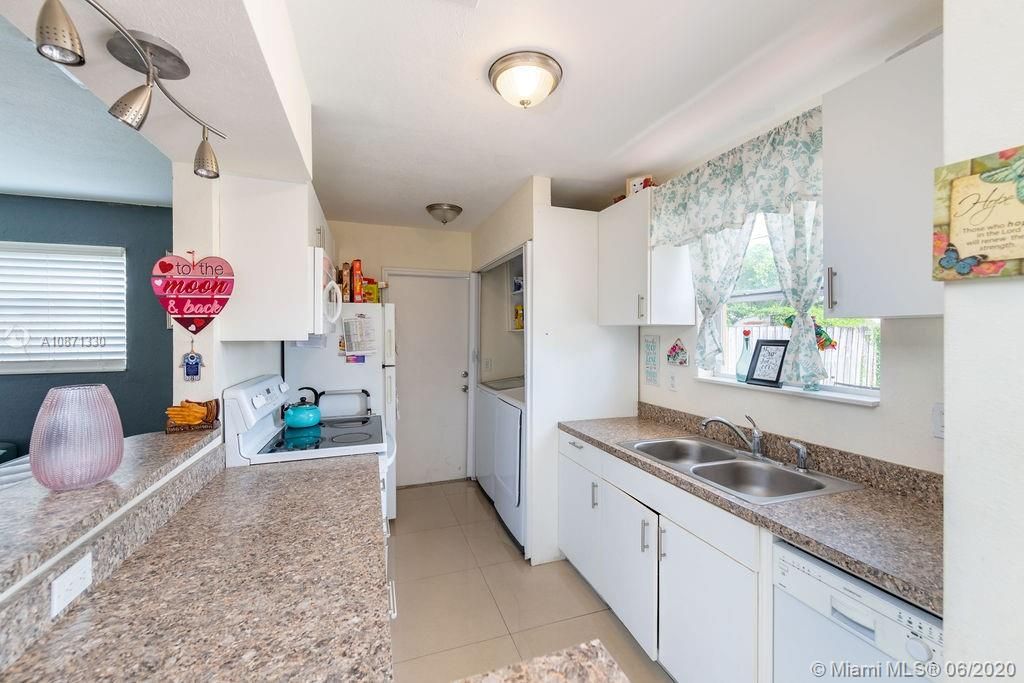 Недавно продано: $329,999 (3 спален, 2 ванн, 1375 Квадратных фут)