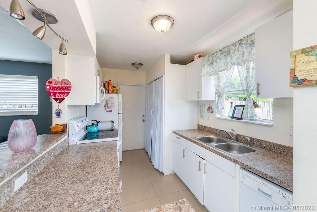 Недавно продано: $329,999 (3 спален, 2 ванн, 1375 Квадратных фут)
