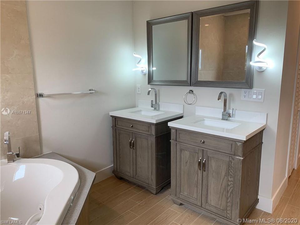 Vendido Recientemente: $289,000 (4 camas, 2 baños, 2185 Pies cuadrados)