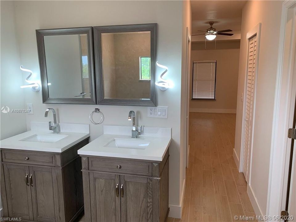 Vendido Recientemente: $289,000 (4 camas, 2 baños, 2185 Pies cuadrados)