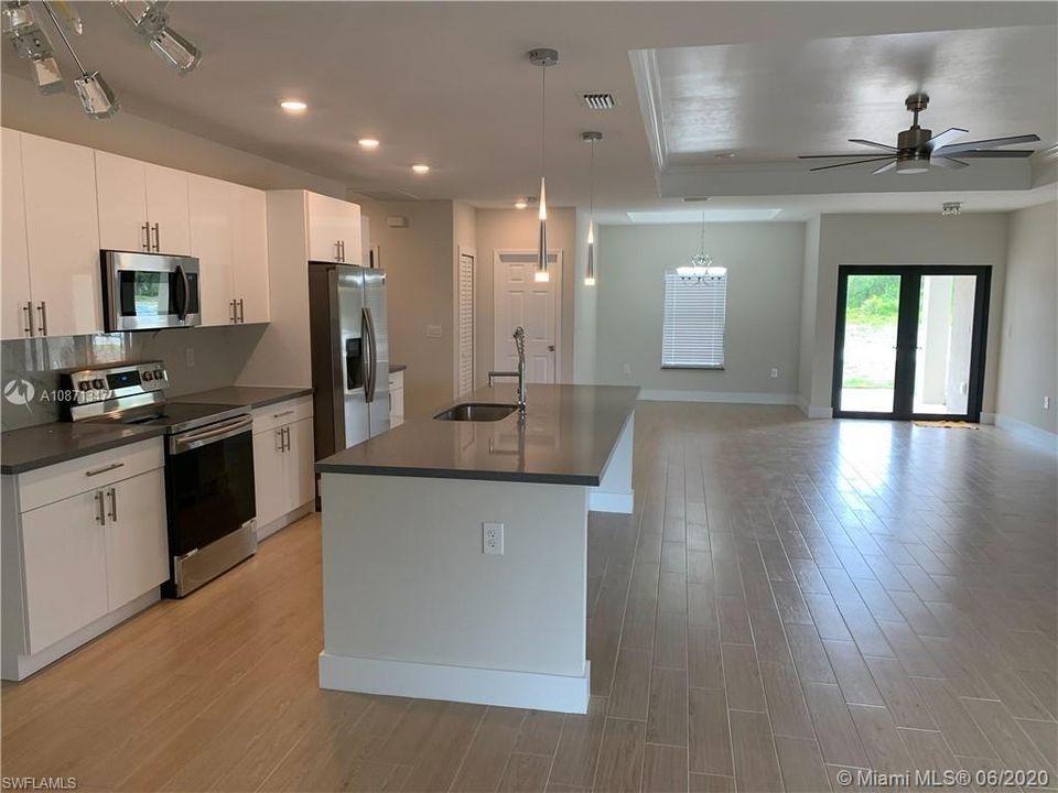 Vendido Recientemente: $289,000 (4 camas, 2 baños, 2185 Pies cuadrados)