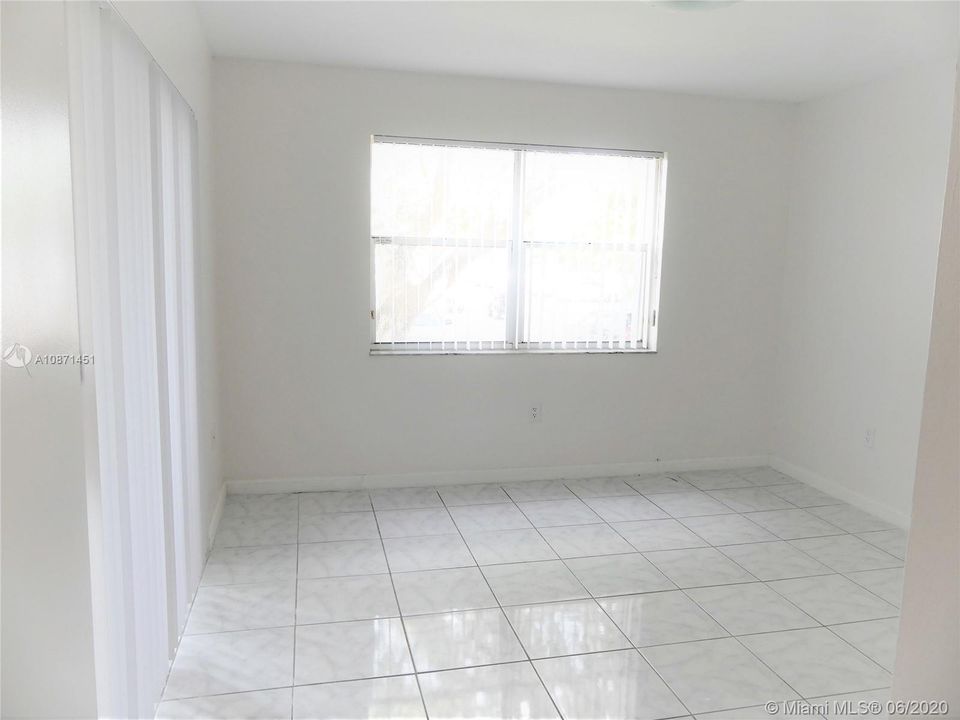 Vendido Recientemente: $159,000 (2 camas, 2 baños, 1113 Pies cuadrados)