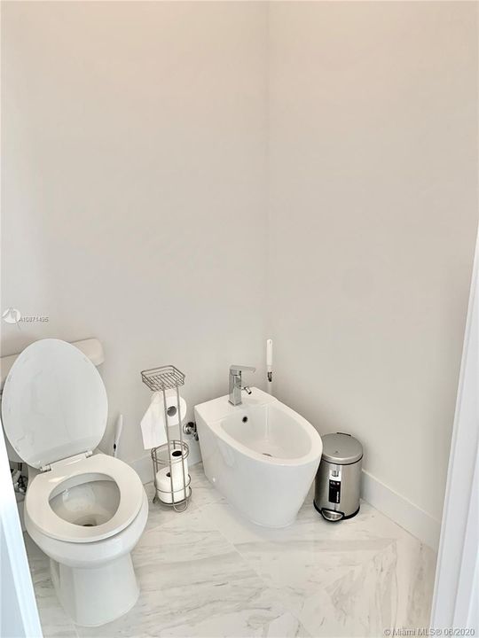 2nd floor master suite, full-bath