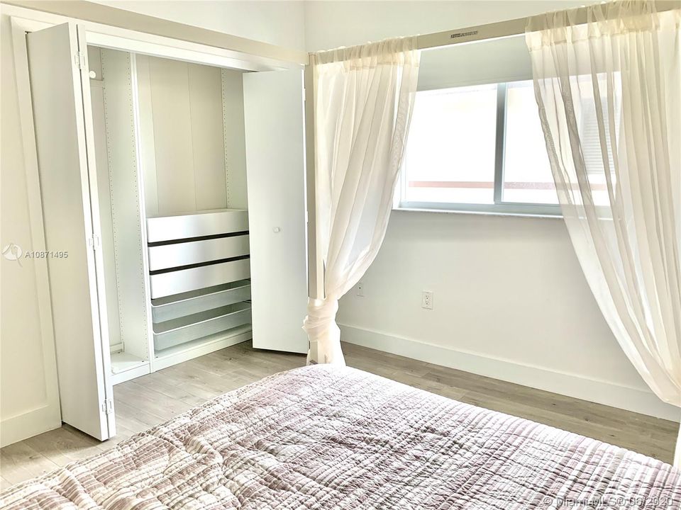 2nd floor bedroom 2, queen size bed