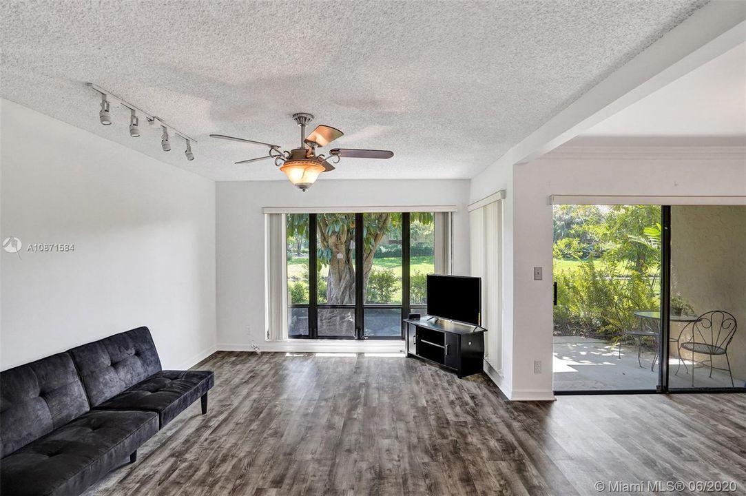 最近售出: $270,000 (3 贝兹, 2 浴室, 1670 平方英尺)