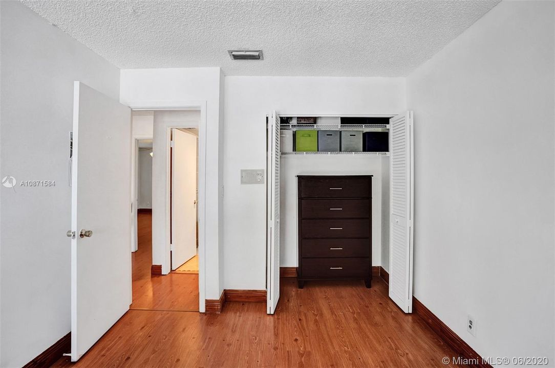 最近售出: $270,000 (3 贝兹, 2 浴室, 1670 平方英尺)