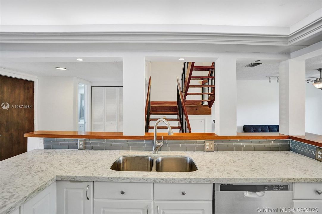 最近售出: $270,000 (3 贝兹, 2 浴室, 1670 平方英尺)