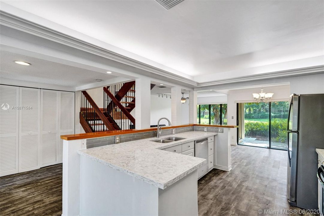 最近售出: $270,000 (3 贝兹, 2 浴室, 1670 平方英尺)