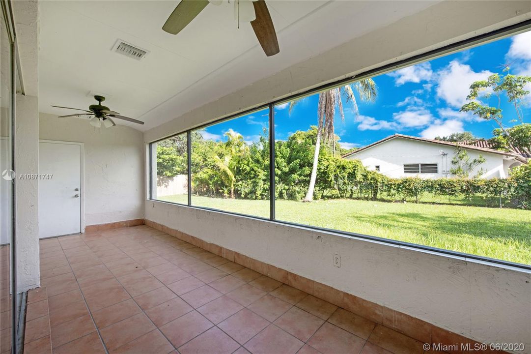 screened patio 1203