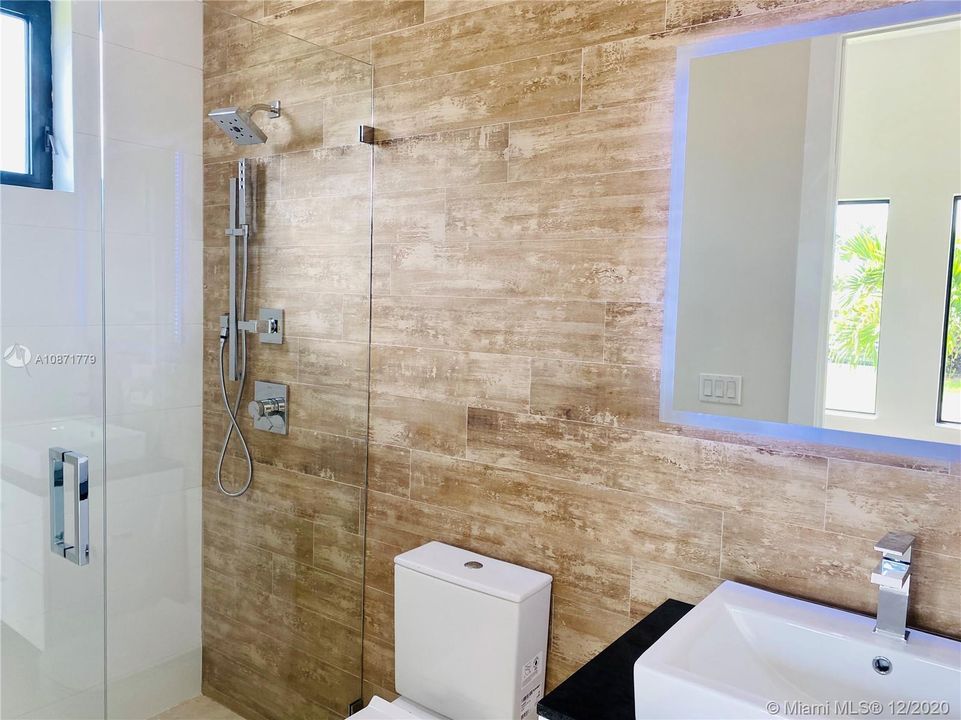 Vendido Recientemente: $2,099,000 (5 camas, 6 baños, 3919 Pies cuadrados)