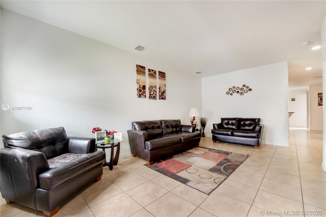 Vendido Recientemente: $239,999 (3 camas, 2 baños, 1907 Pies cuadrados)