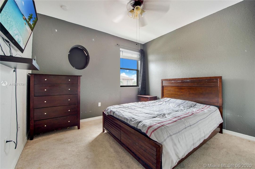 Vendido Recientemente: $239,999 (3 camas, 2 baños, 1907 Pies cuadrados)