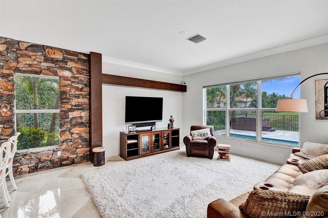Vendido Recientemente: $929,000 (4 camas, 4 baños, 3537 Pies cuadrados)