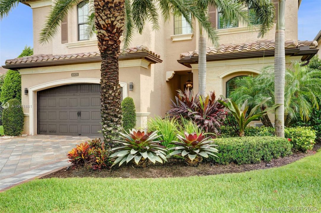 Vendido Recientemente: $929,000 (4 camas, 4 baños, 3537 Pies cuadrados)