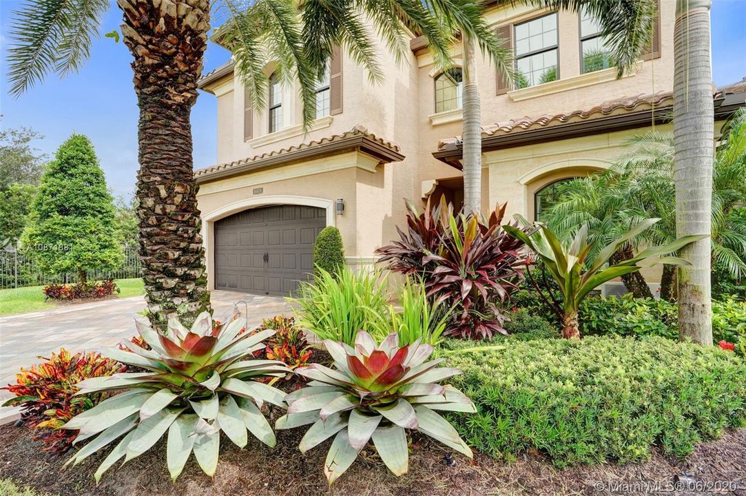 Vendido Recientemente: $929,000 (4 camas, 4 baños, 3537 Pies cuadrados)