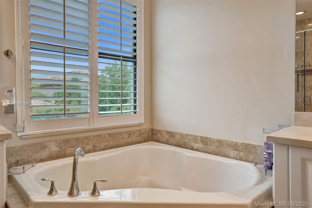 Vendido Recientemente: $929,000 (4 camas, 4 baños, 3537 Pies cuadrados)