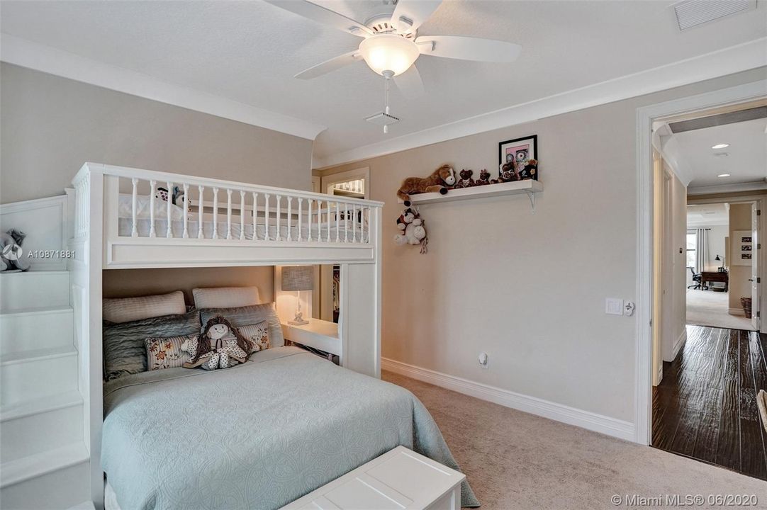 Vendido Recientemente: $929,000 (4 camas, 4 baños, 3537 Pies cuadrados)