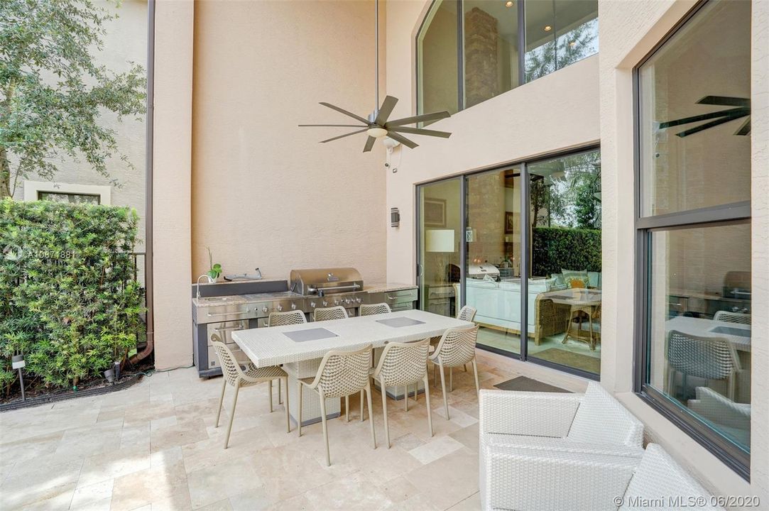 Vendido Recientemente: $929,000 (4 camas, 4 baños, 3537 Pies cuadrados)