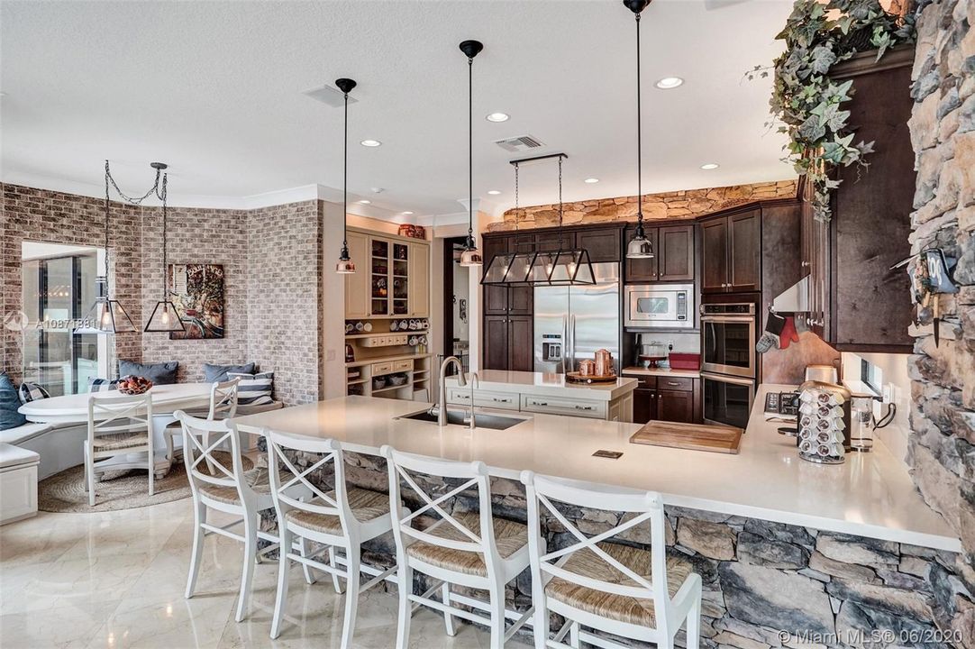 Vendido Recientemente: $929,000 (4 camas, 4 baños, 3537 Pies cuadrados)
