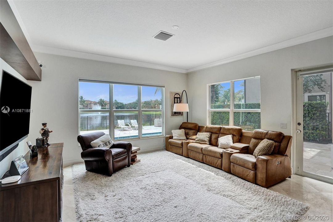 Vendido Recientemente: $929,000 (4 camas, 4 baños, 3537 Pies cuadrados)
