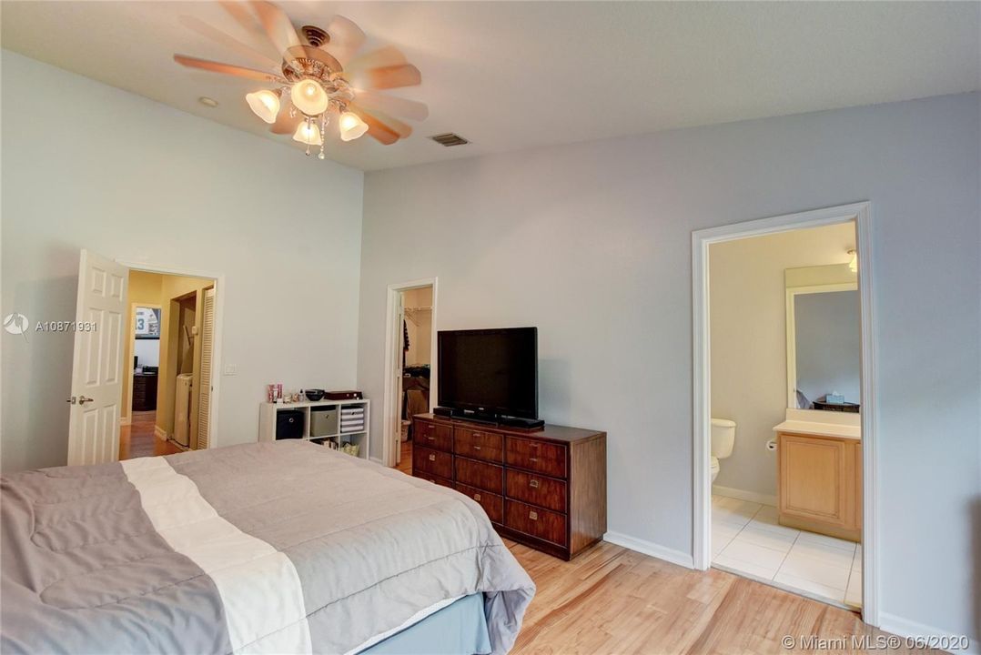 Recently Sold: $270,000 (3 beds, 2 baths, 1570 Square Feet)