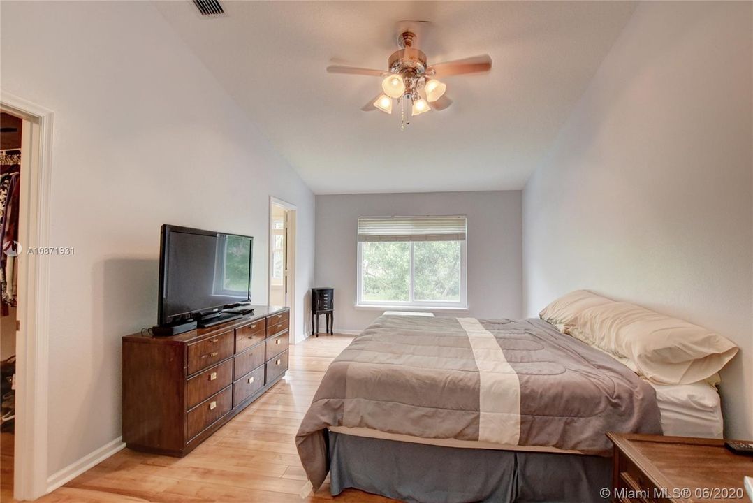 Recently Sold: $270,000 (3 beds, 2 baths, 1570 Square Feet)