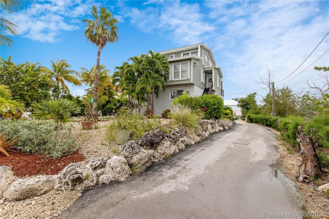 Recently Sold: $1,095,000 (6 beds, 5 baths, 3008 Square Feet)