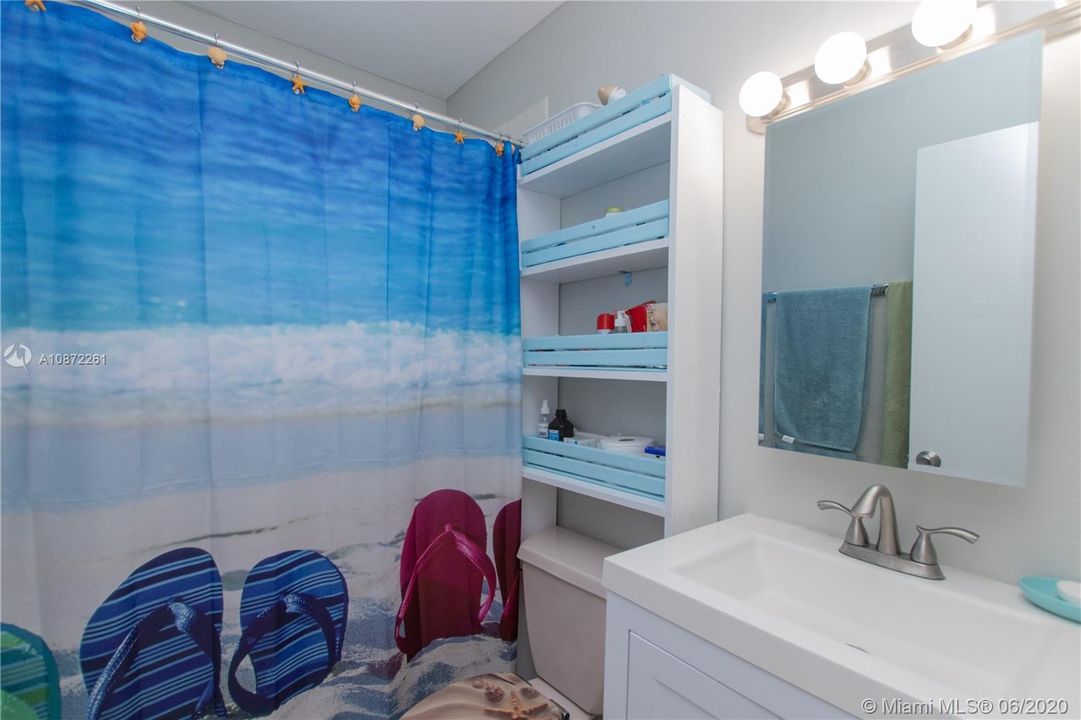 Recently Sold: $1,095,000 (6 beds, 5 baths, 3008 Square Feet)