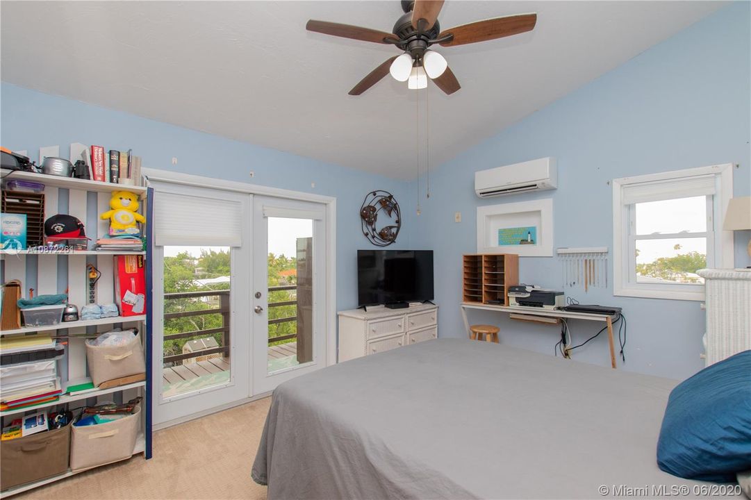 Recently Sold: $1,095,000 (6 beds, 5 baths, 3008 Square Feet)